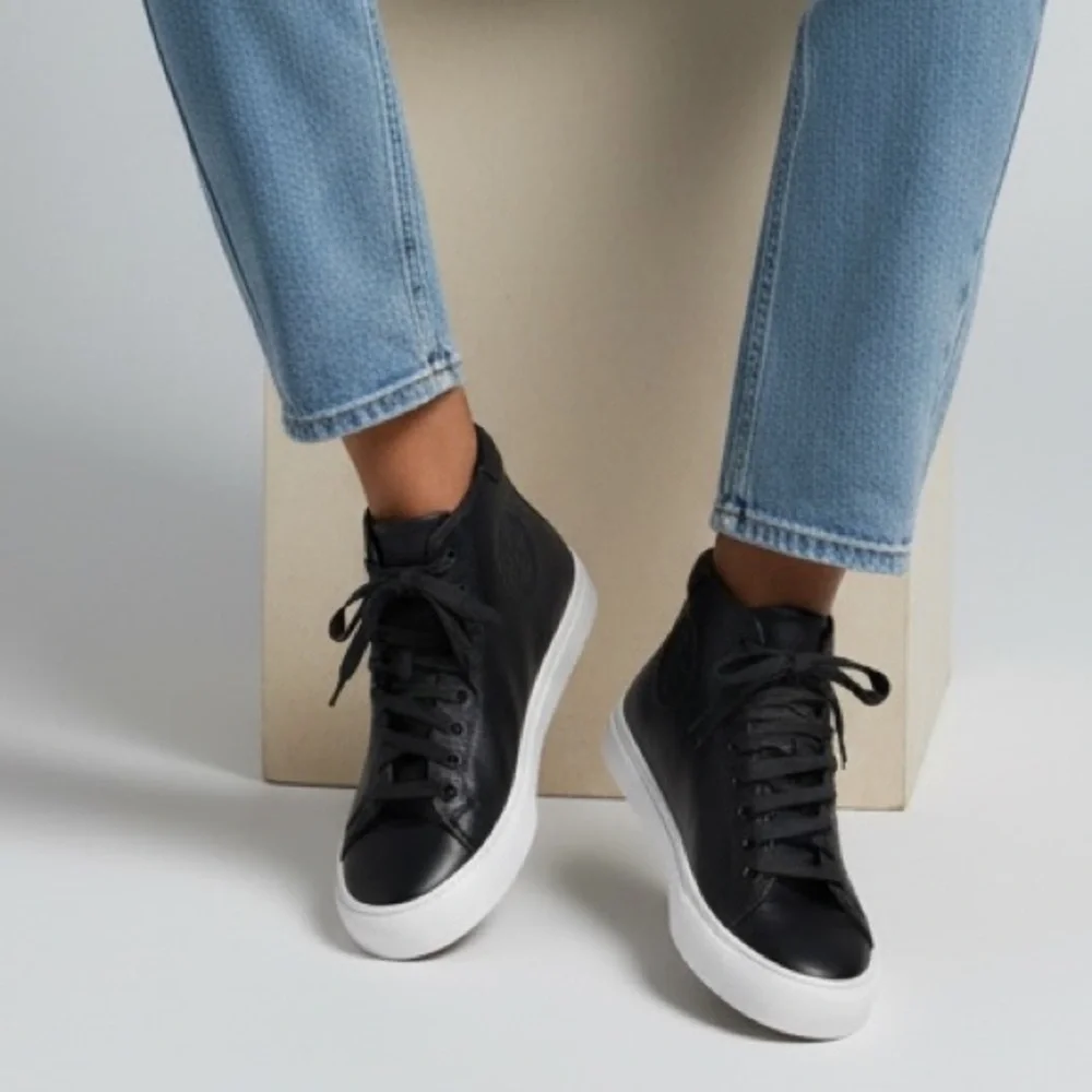 Tory Burch Navy High-Top Nola leather Sneakers Lace up white soles Sz‎ 10